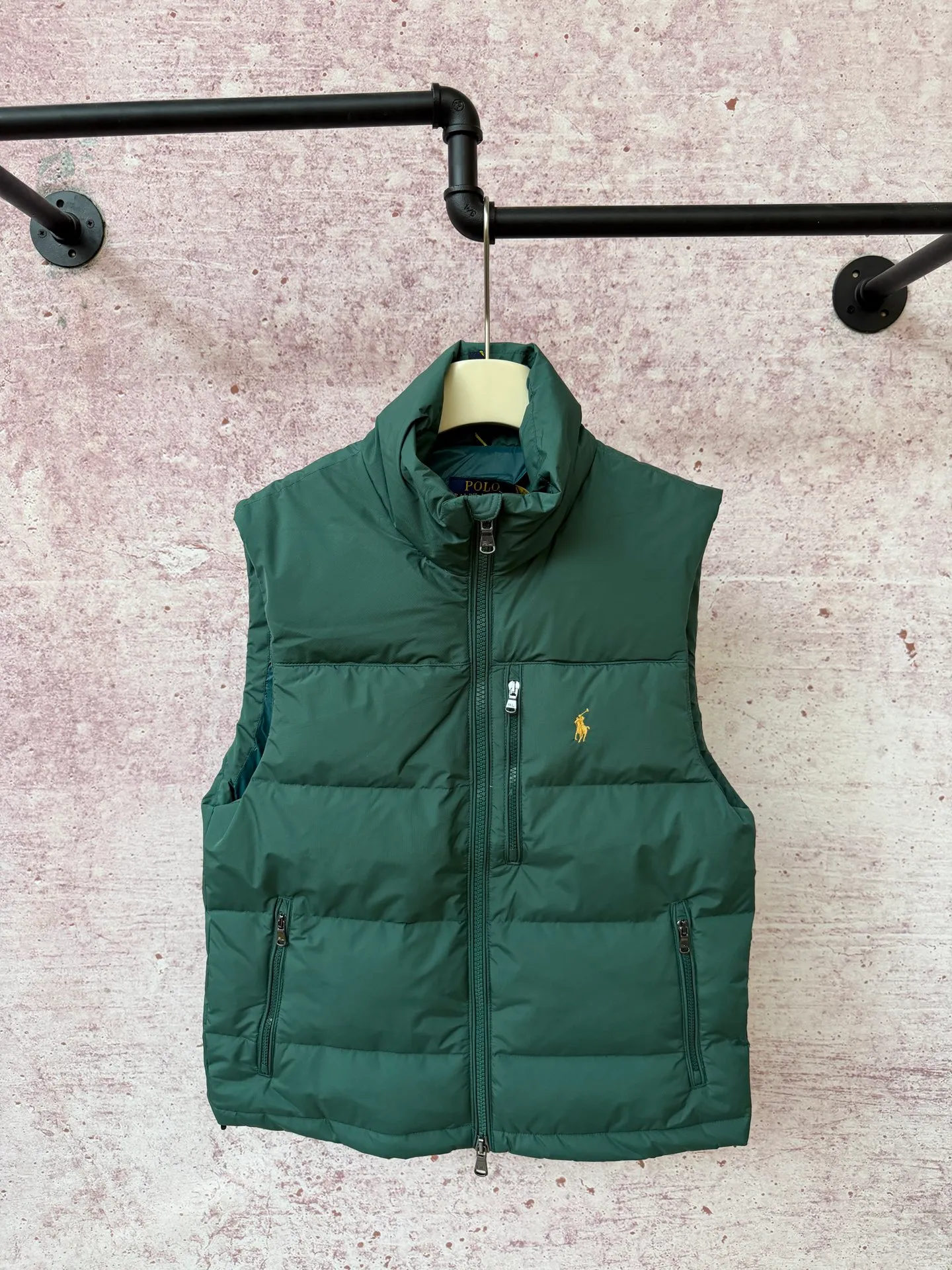P500 Ralph Lauren embroidered down vest (top version of pure down) 100% pure down, a classic evergreen style, the same cold-proof artifact used by celebrities and Internet celebrities, 1:1 replica, from fabrics, fillings to auxiliary materials, all-round benchmarking against the original quality. It uses an imported Behringer embroidery machine, 10,000-needle electric embroidery technology, and imported No. 7 needles and embroidery thread to create a full, three-dimensional, clear-textured polo logo on the chest, which can be called a "moving texture badge." Double-layer locked velvet interior, bid farewell to the worry of velvet running away. The inner lining adopts a nylon double-layer sealed velvet structure to strictly prevent velvet drilling. The hem has a built-in adjustable drawstring, making it more windproof and cold-proof. Paired with a customized No. 8 YKK zipper, a must-have item for autumn and winter.